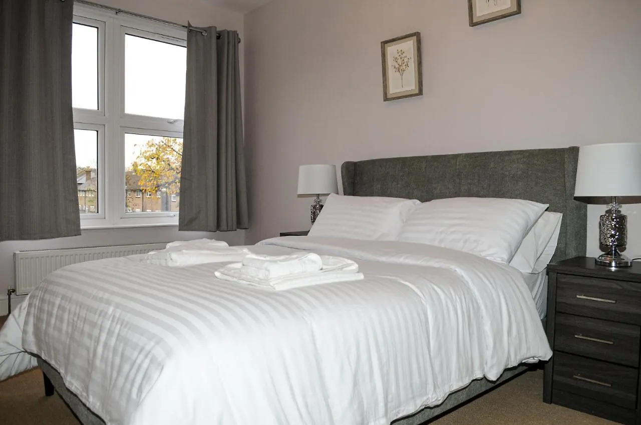 Luxury 5 Star London Apartment - Parking, Garden, Nr Greater London Metro Stations
