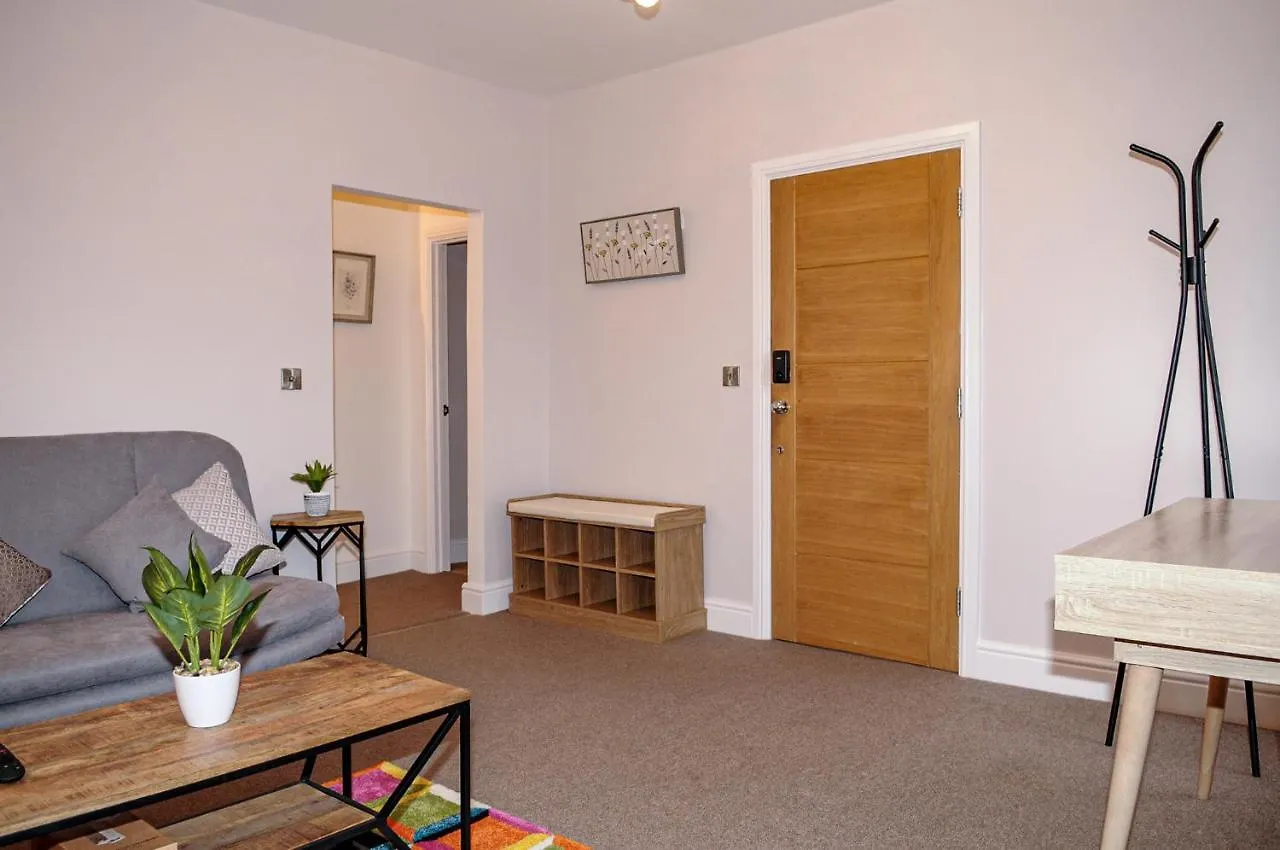 Luxury 5 Star London Apartment - Parking, Garden, Nr Greater London Metro Stations