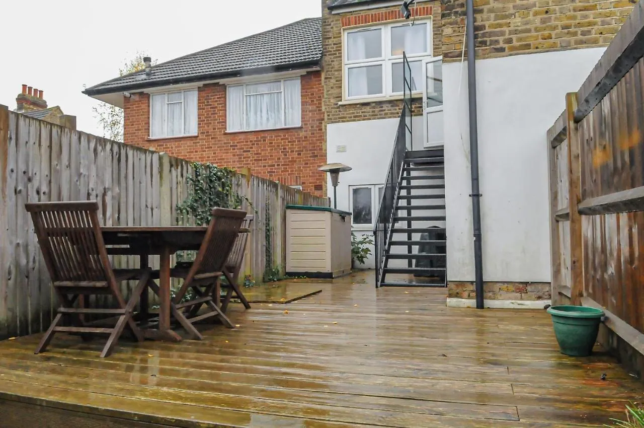 Luxury 5 Star London Apartment - Parking, Garden, Nr Greater London Metro Stations