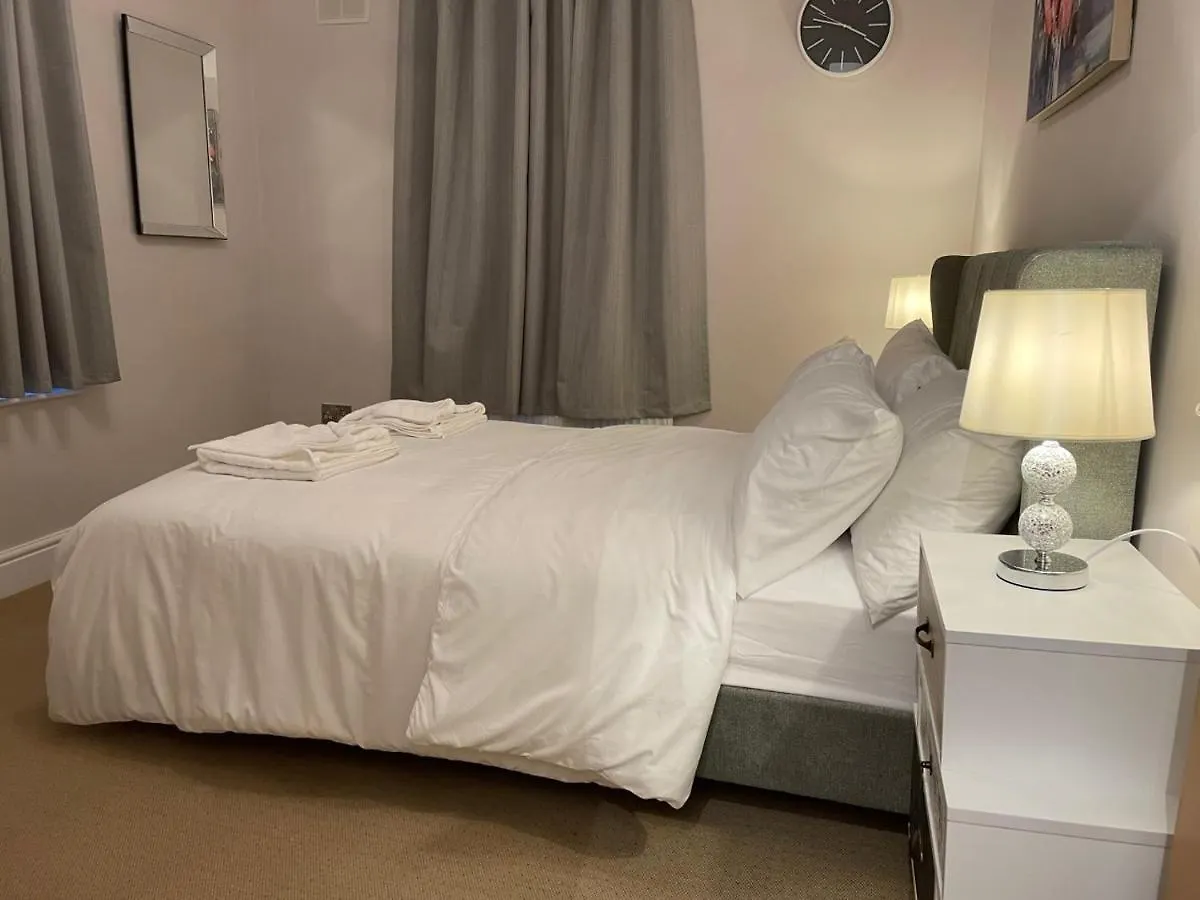 Luxury 5 Star London Apartment - Parking, Garden, Nr Greater London Metro Stations