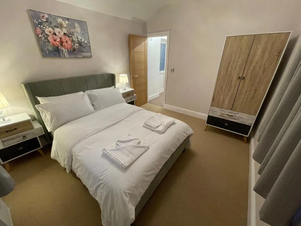Luxury 5 Star London Apartment - Parking, Garden, Nr Greater London Metro Stations