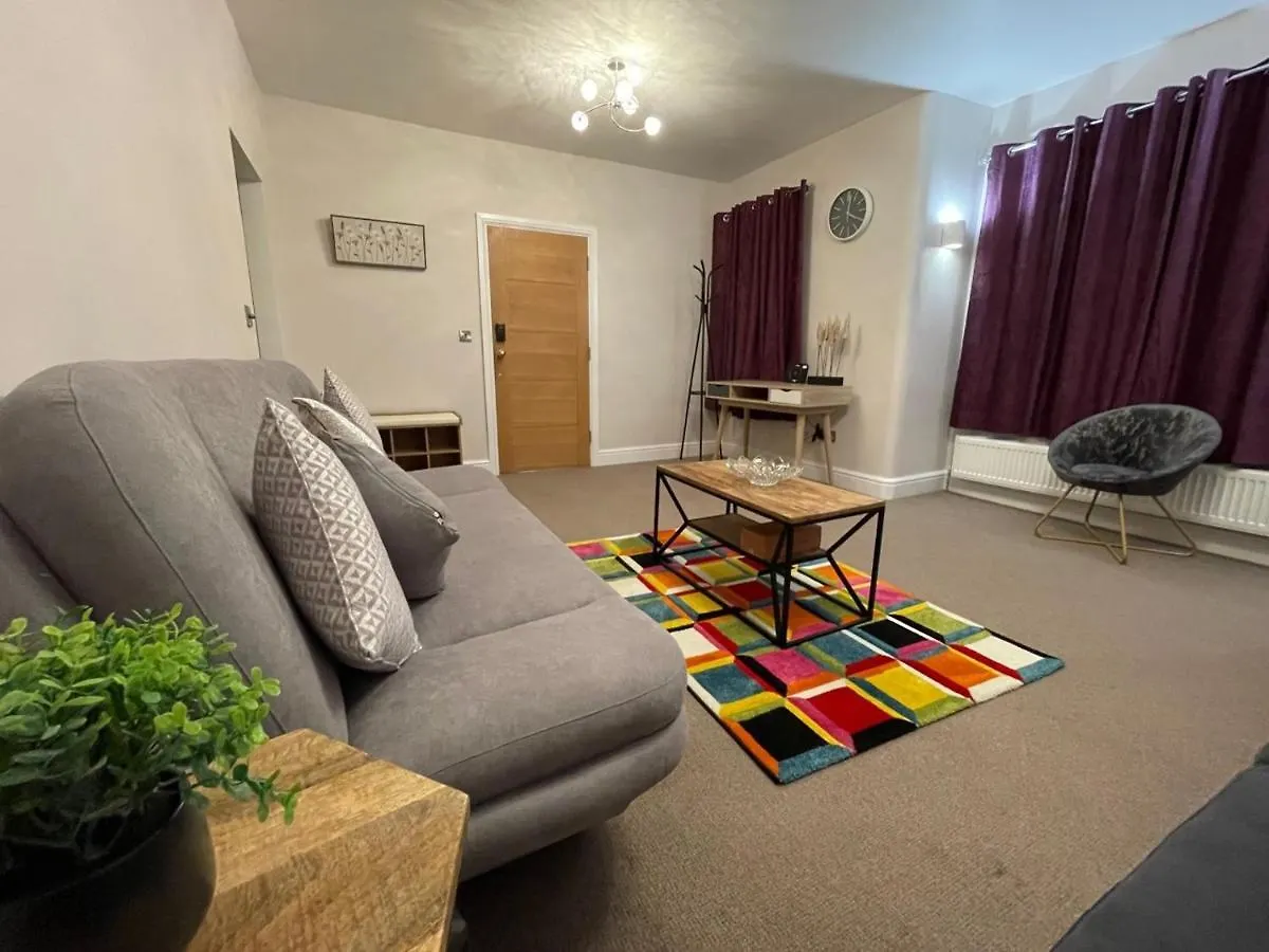 Luxury 5 Star London Apartment - Parking, Garden, Nr Greater London Metro Stations 0*,