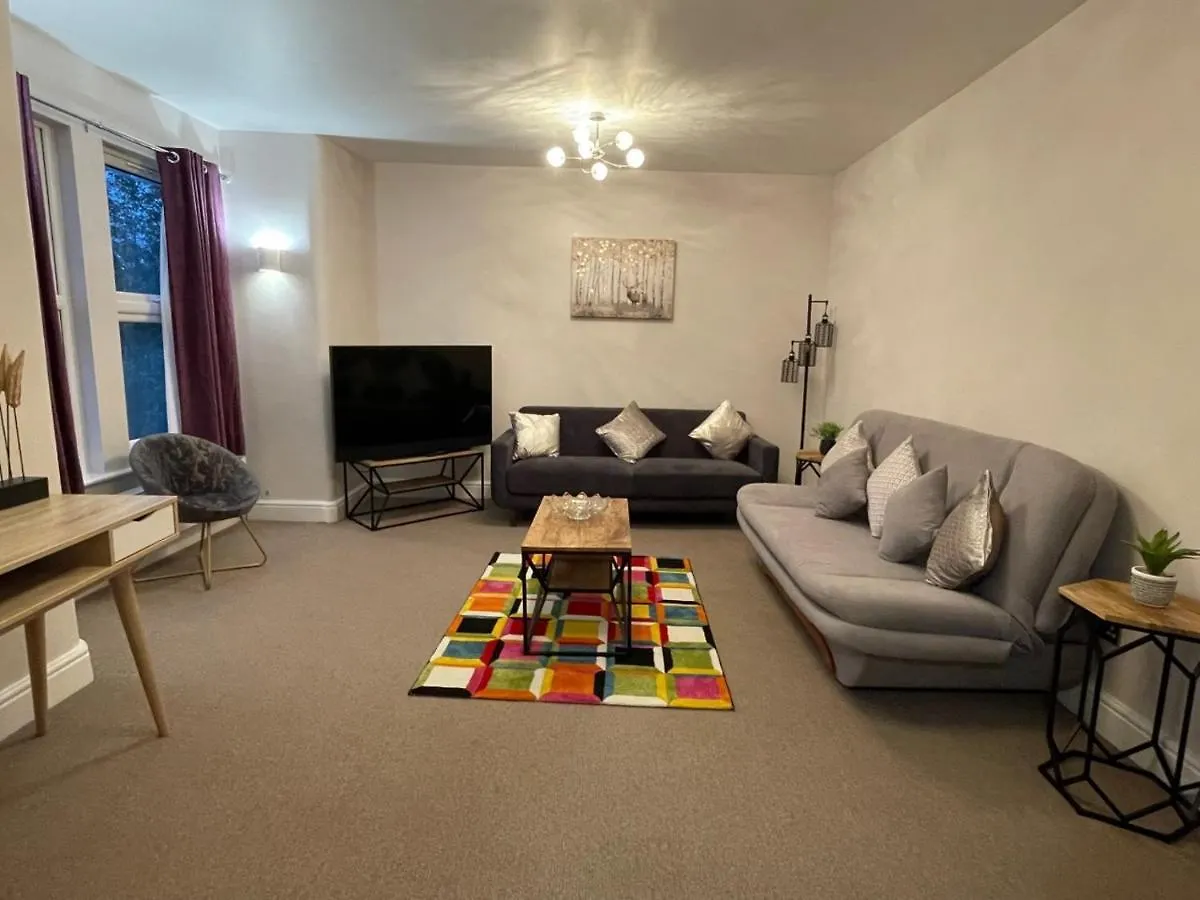 Luxury 5 Star London Apartment - Parking, Garden, Nr Greater London Metro Stations