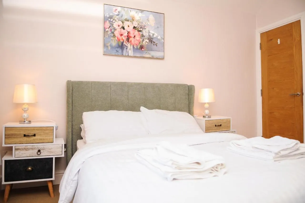 Luxury 5 Star London Apartment - Parking, Garden, Nr Greater London Metro Stations