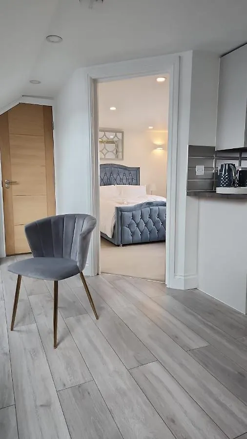 Luxury 5 Star London Apartment - Parking, Garden, Nr Greater London Metro Stations