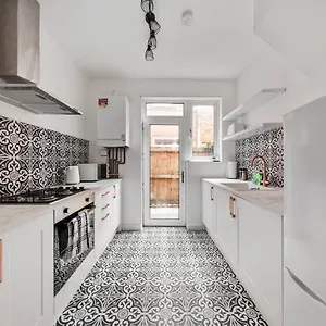 Apartment Beautifully Modern 2-bed W/garden, London