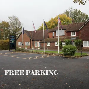 Trivelles Waterhall Country Gatwick & Airport Parking Landhuis