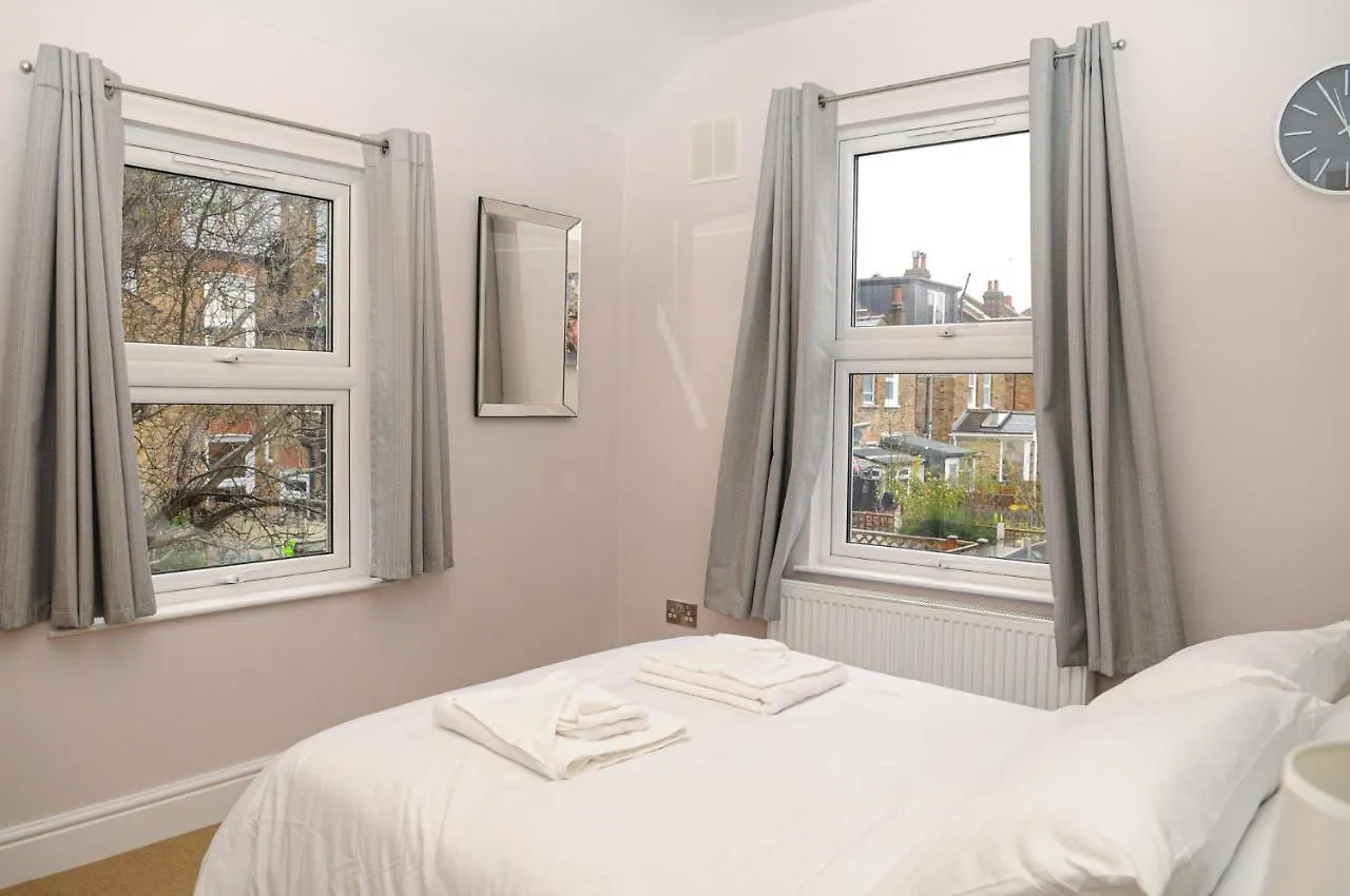 Luxury 5 Star London Apartment - Parking, Garden, Nr Greater London Metro Stations United Kingdom
