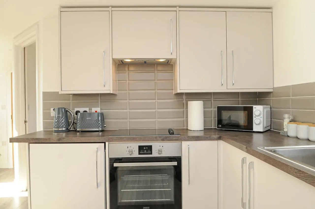 Luxury 5 Star London Apartment - Parking, Garden, Nr Greater London Metro Stations