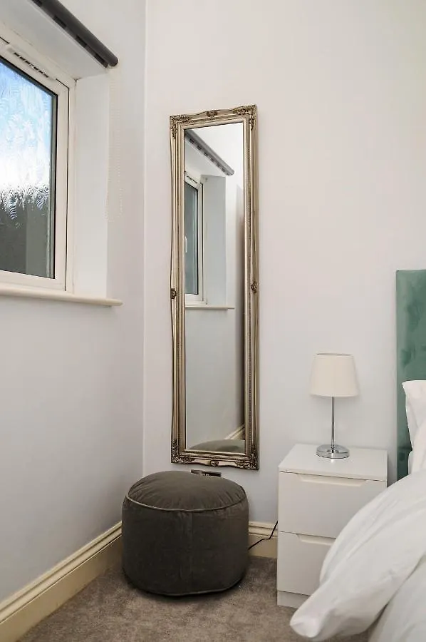Luxury 5 Star London Apartment - Parking, Garden, Nr Greater London Metro Stations