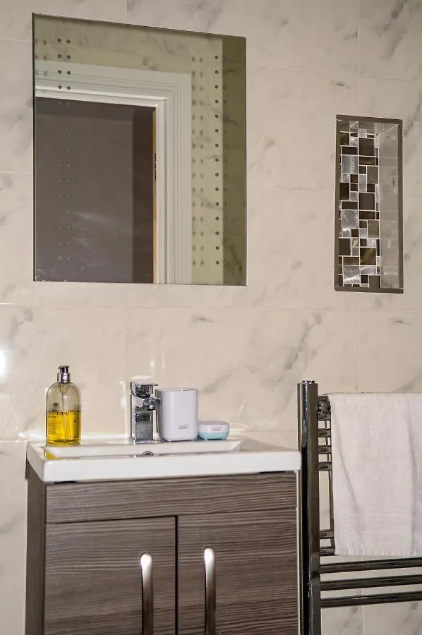 Luxury 5 Star London Apartment - Parking, Garden, Nr Greater London Metro Stations