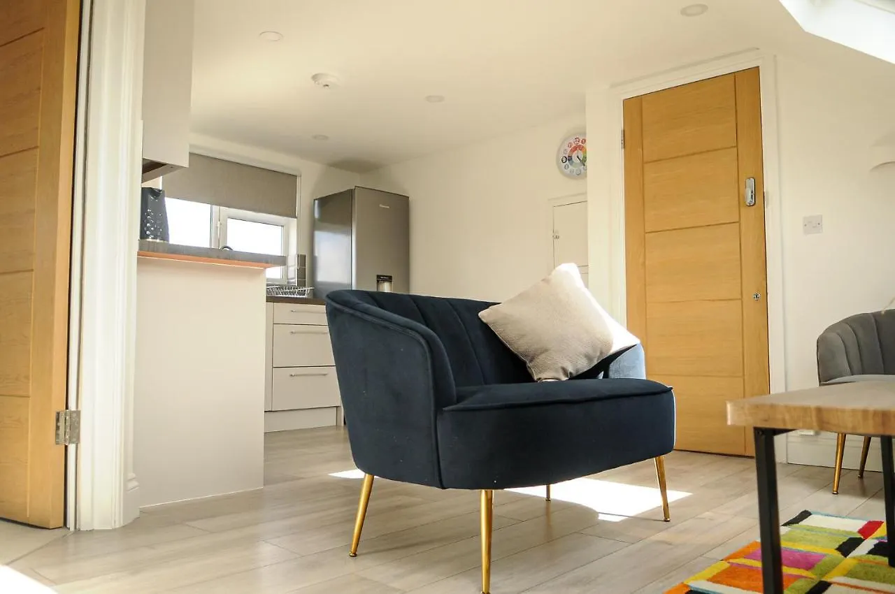Luxury 5 Star London Apartment - Parking, Garden, Nr Greater London Metro Stations