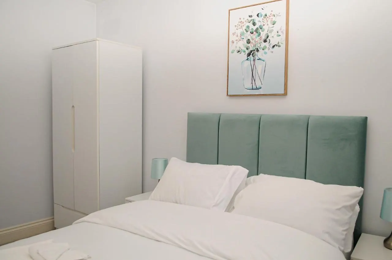 Luxury 5 Star London Apartment - Parking, Garden, Nr Greater London Metro Stations United Kingdom