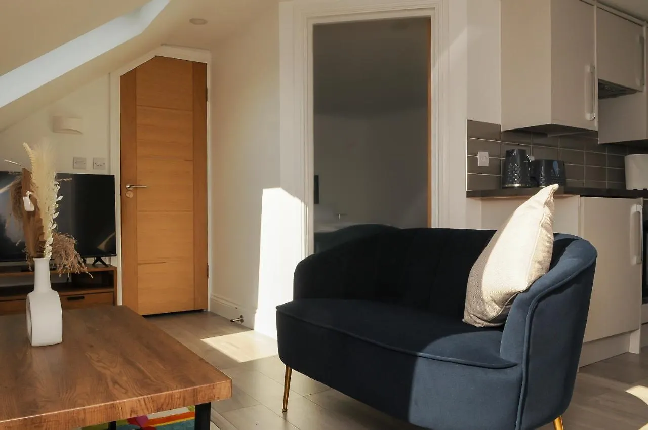 Luxury 5 Star London Apartment - Parking, Garden, Nr Greater London Metro Stations