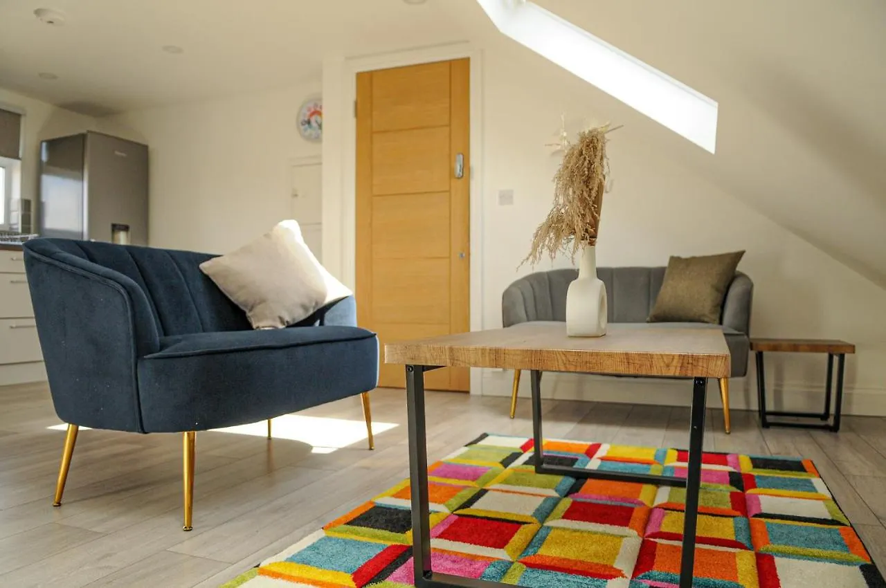 Luxury 5 Star London Apartment - Parking, Garden, Nr Greater London Metro Stations