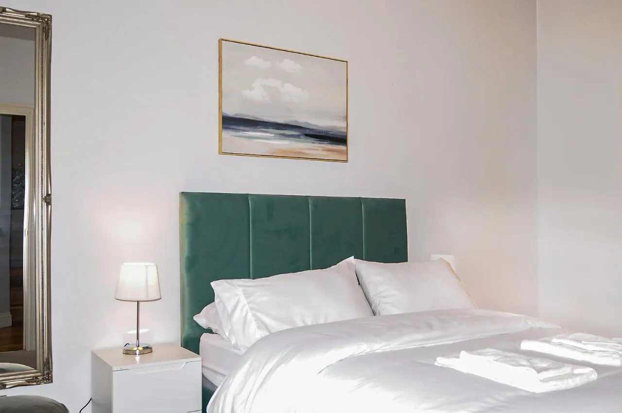 Luxury 5 Star London Apartment - Parking, Garden, Nr Greater London Metro Stations