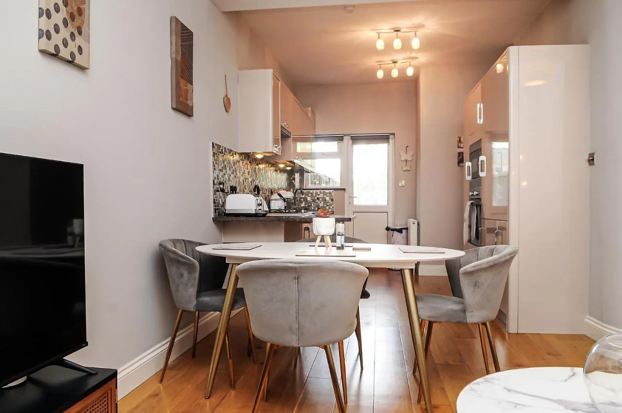 Luxury 5 Star London Apartment - Parking, Garden, Nr Greater London Metro Stations