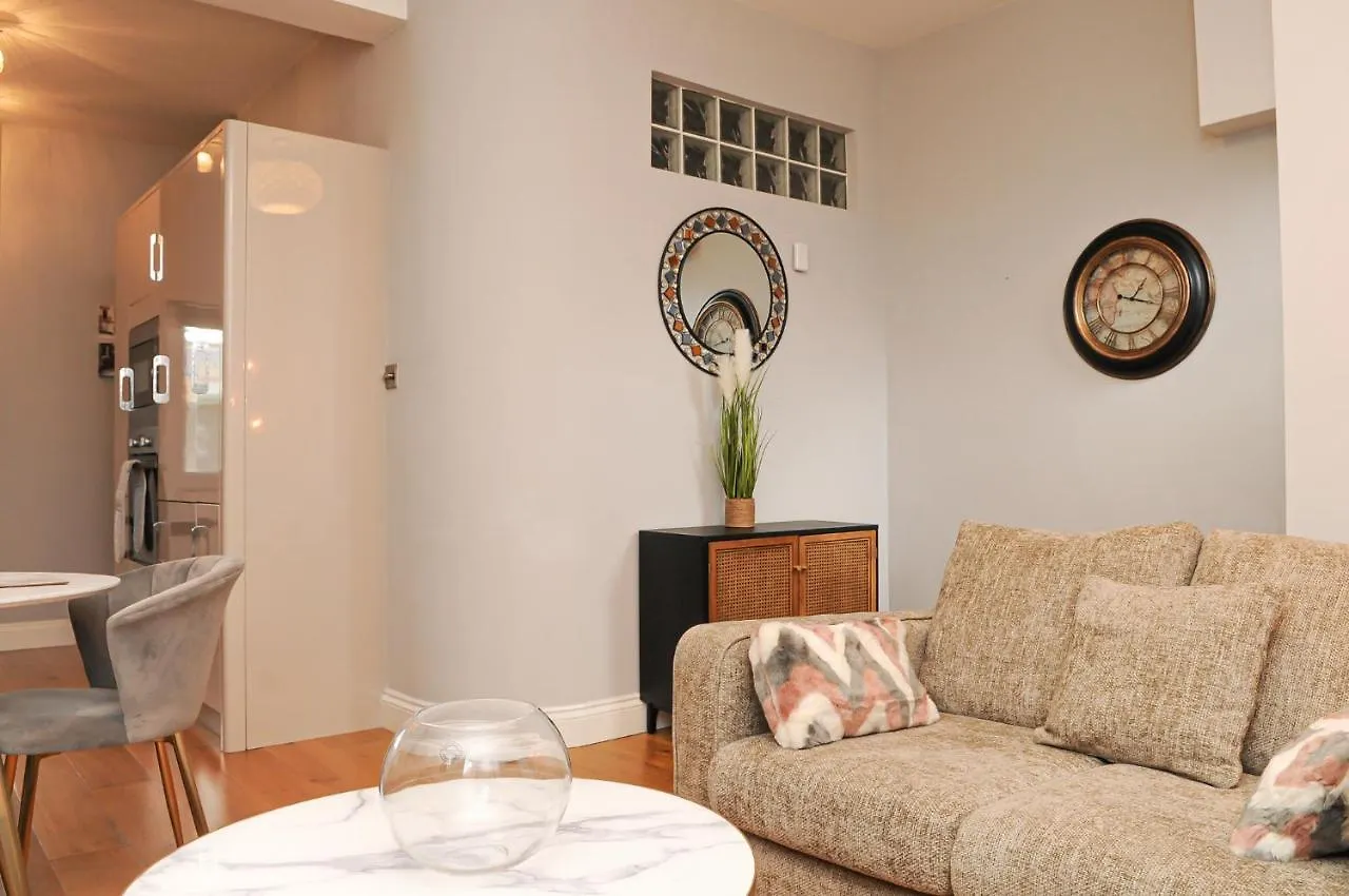 Luxury 5 Star London Apartment - Parking, Garden, Nr Greater London Metro Stations