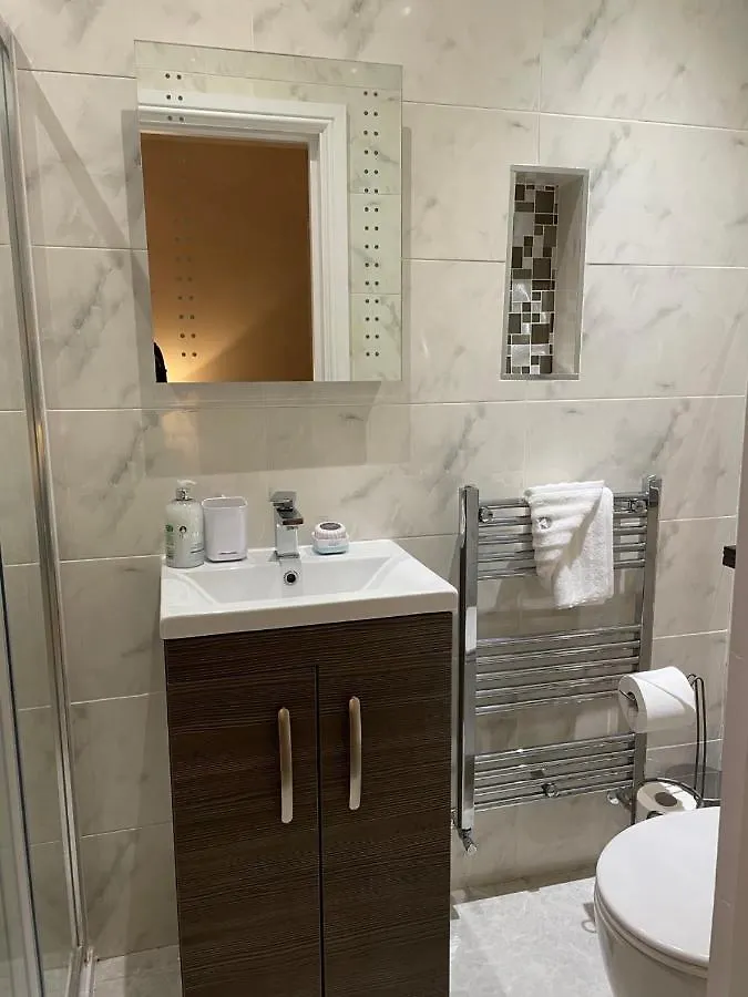 Luxury 5 Star London Apartment - Parking, Garden, Nr Greater London Metro Stations