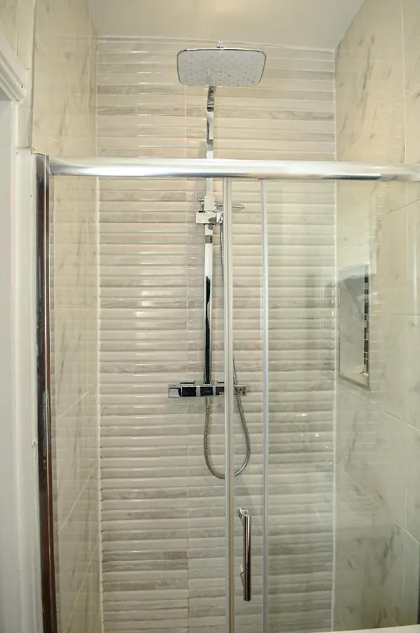 Luxury 5 Star London Apartment - Parking, Garden, Nr Greater London Metro Stations 0*,  United Kingdom