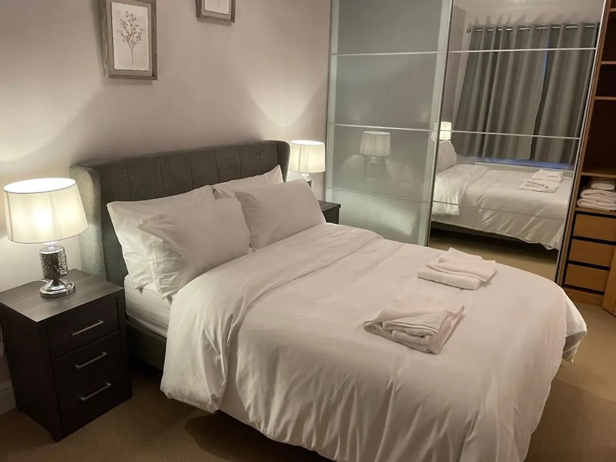 Luxury 5 Star London Apartment - Parking, Garden, Nr Greater London Metro Stations 0*,