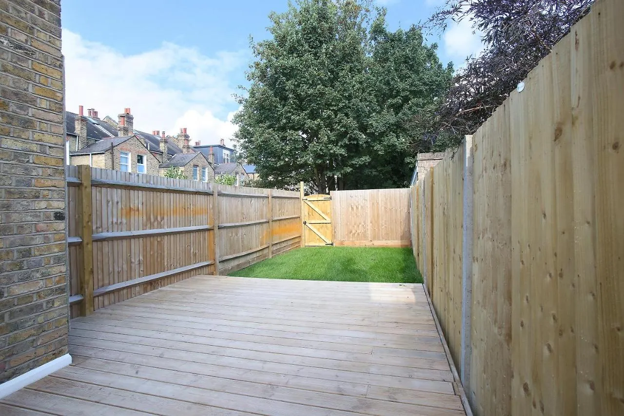 Luxury 5 Star London Apartment - Parking, Garden, Nr Greater London Metro Stations 0*,