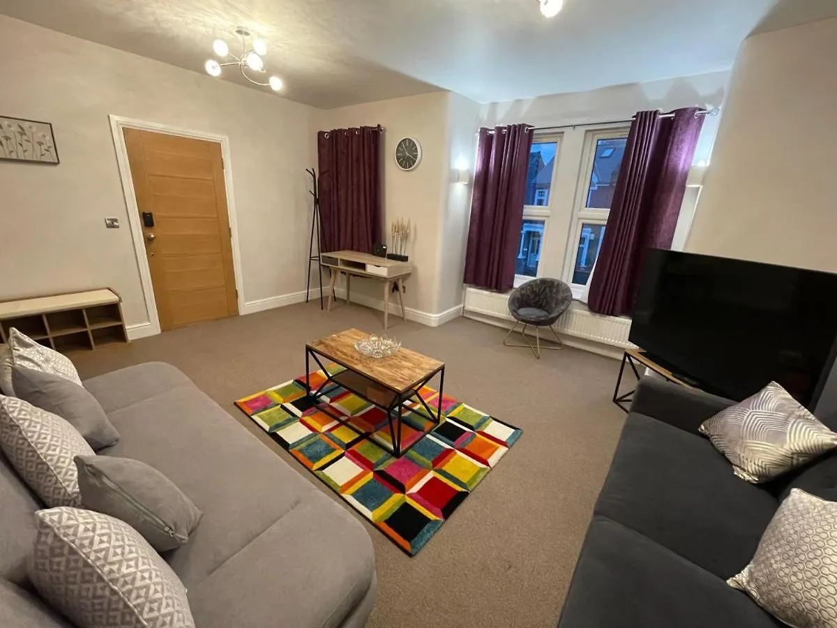 Luxury 5 Star London Apartment - Parking, Garden, Nr Greater London Metro Stations