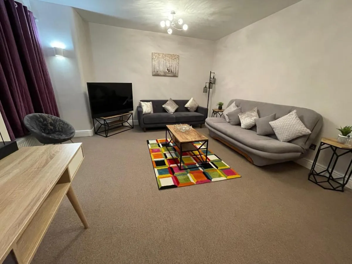 Luxury 5 Star London Apartment - Parking, Garden, Nr Greater London Metro Stations
