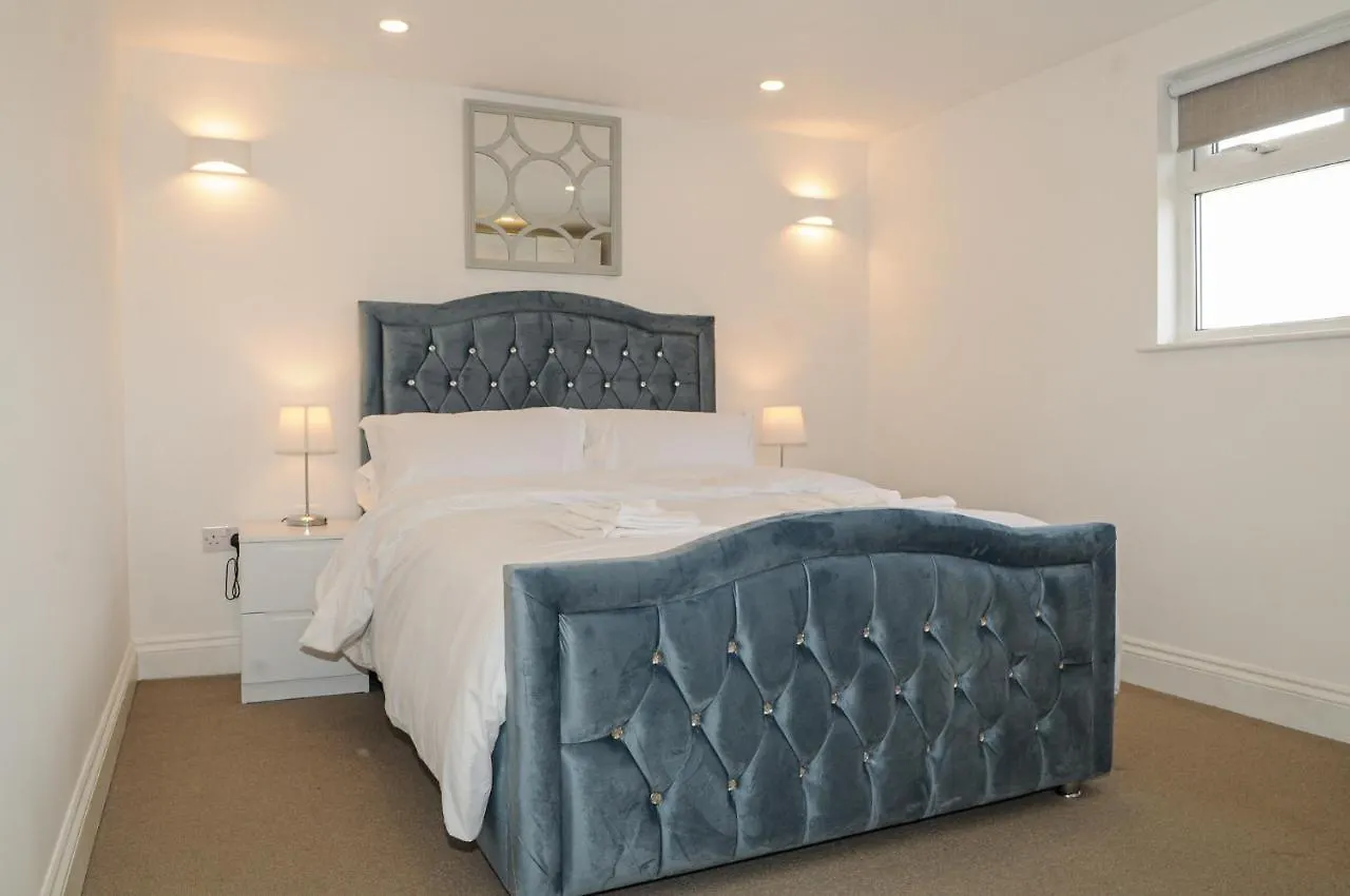Luxury 5 Star London Apartment - Parking, Garden, Nr Greater London Metro Stations
