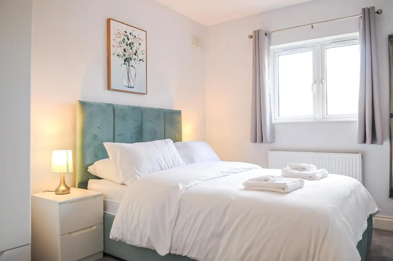 Luxury 5 Star London Apartment - Parking, Garden, Nr Greater London Metro Stations