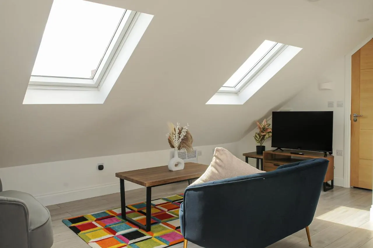 Luxury 5 Star London Apartment - Parking, Garden, Nr Greater London Metro Stations