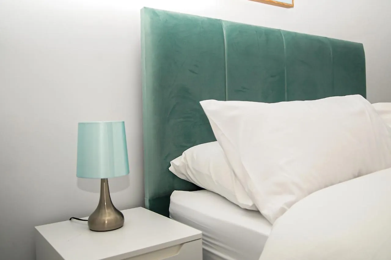 Luxury 5 Star London Apartment - Parking, Garden, Nr Greater London Metro Stations