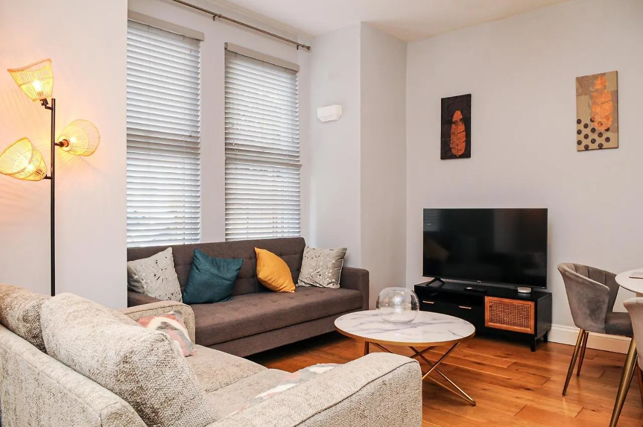 Luxury 5 Star London Apartment - Parking, Garden, Nr Greater London Metro Stations 0*,  United Kingdom