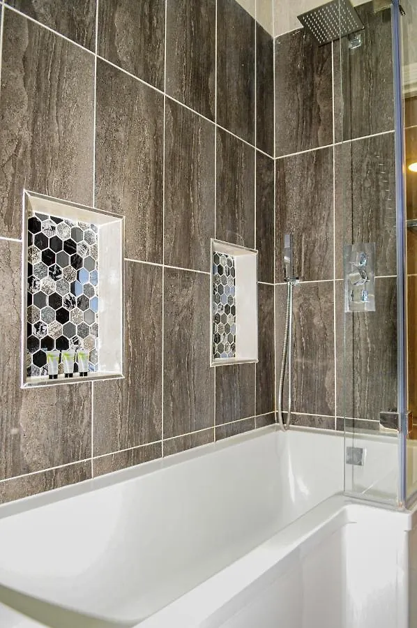 Luxury 5 Star London Apartment - Parking, Garden, Nr Greater London Metro Stations