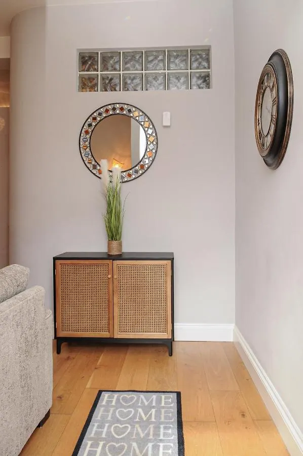 Luxury 5 Star London Apartment - Parking, Garden, Nr Greater London Metro Stations