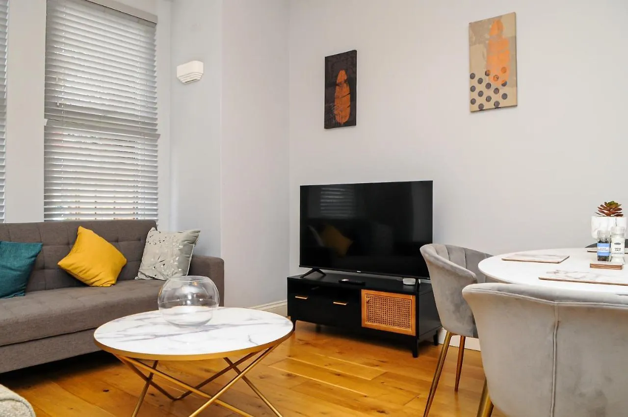 Luxury 5 Star London Apartment - Parking, Garden, Nr Greater London Metro Stations 0*,