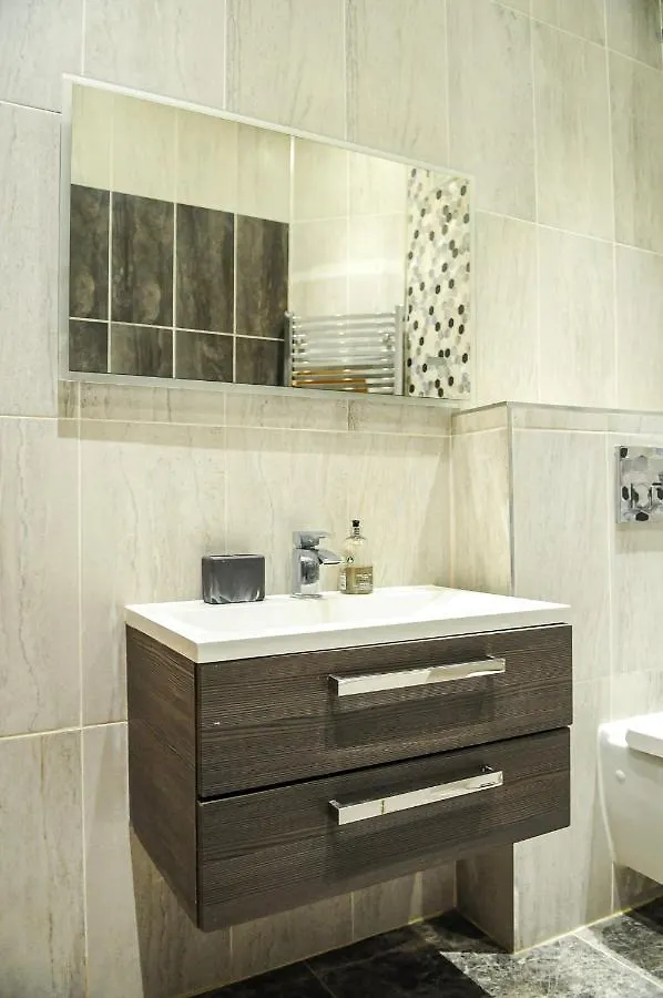 Luxury 5 Star London Apartment - Parking, Garden, Nr Greater London Metro Stations