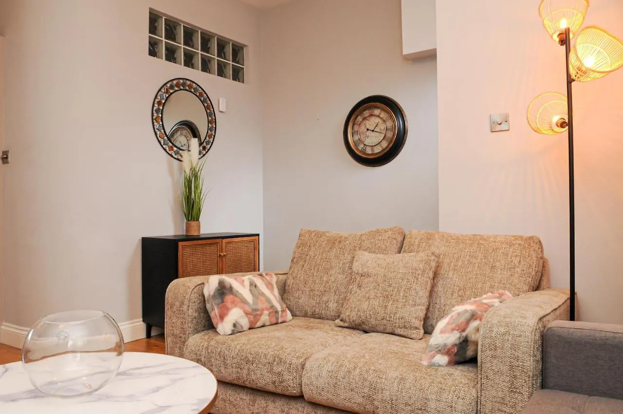Luxury 5 Star London Apartment - Parking, Garden, Nr Greater London Metro Stations