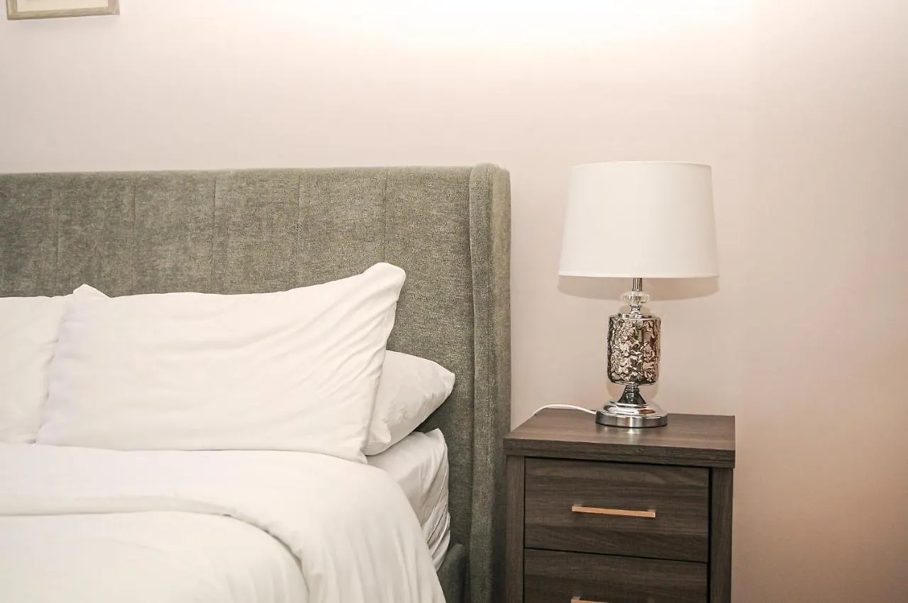 Luxury 5 Star London Apartment - Parking, Garden, Nr Greater London Metro Stations