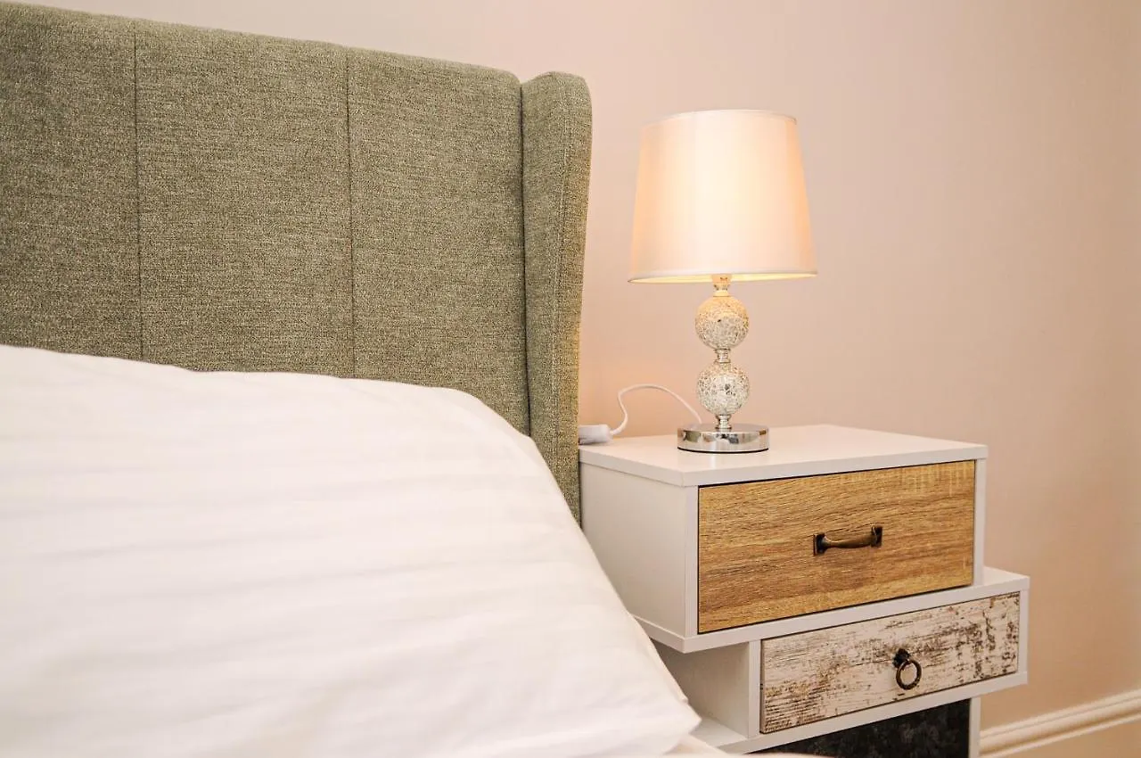 Luxury 5 Star London Apartment - Parking, Garden, Nr Greater London Metro Stations
