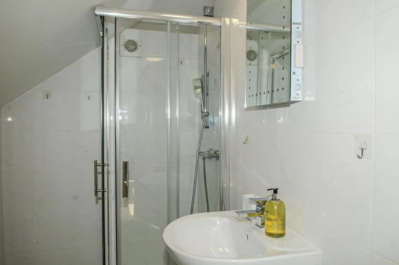 Luxury 5 Star London Apartment - Parking, Garden, Nr Greater London Metro Stations