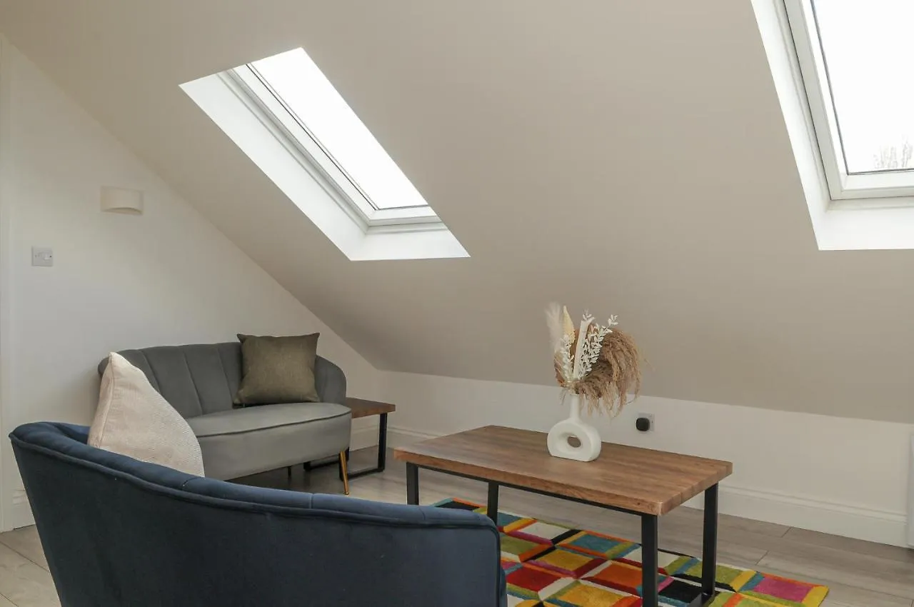 Luxury 5 Star London Apartment - Parking, Garden, Nr Greater London Metro Stations 0*,