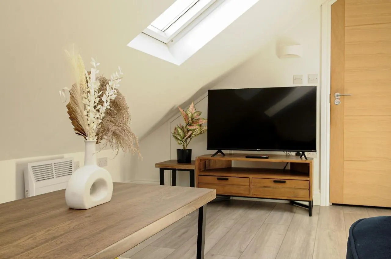 Luxury 5 Star London Apartment - Parking, Garden, Nr Greater London Metro Stations