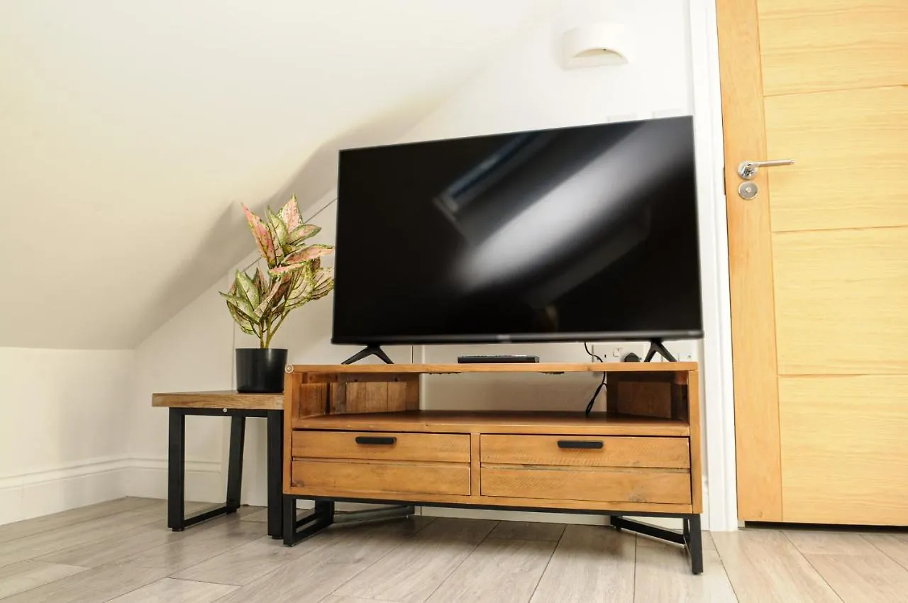 Luxury 5 Star London Apartment - Parking, Garden, Nr Greater London Metro Stations contacts