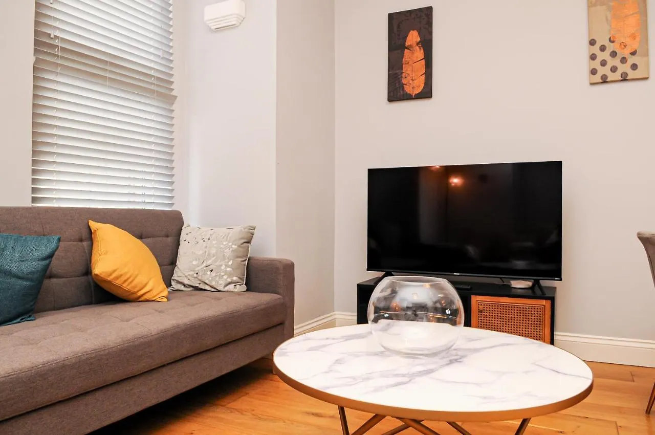 Luxury 5 Star London Apartment - Parking, Garden, Nr Greater London Metro Stations United Kingdom