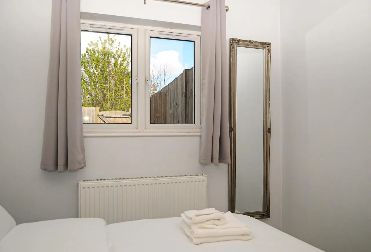 Luxury 5 Star London Apartment - Parking, Garden, Nr Greater London Metro Stations 0*,