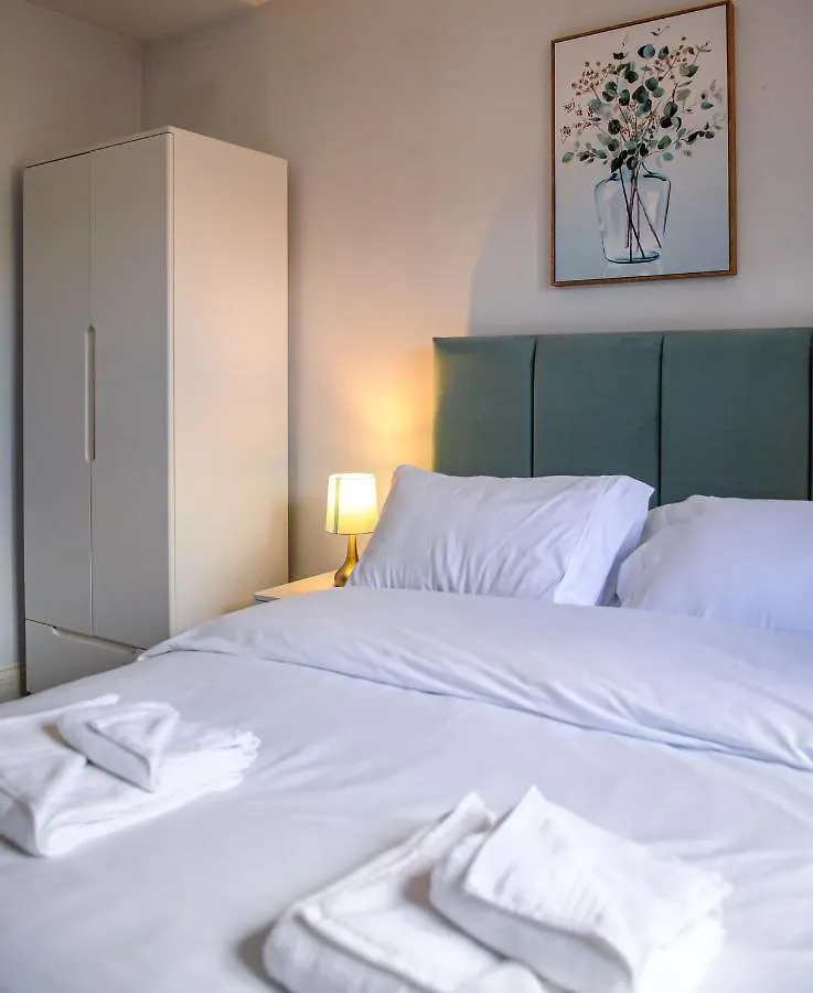 Luxury 5 Star London Apartment - Parking, Garden, Nr Greater London Metro Stations United Kingdom
