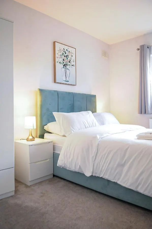 Luxury 5 Star London Apartment - Parking, Garden, Nr Greater London Metro Stations United Kingdom