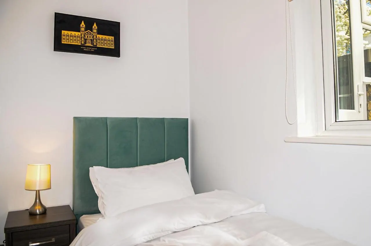Luxury 5 Star London Apartment - Parking, Garden, Nr Greater London Metro Stations