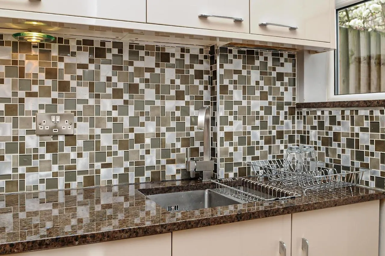 Luxury 5 Star London Apartment - Parking, Garden, Nr Greater London Metro Stations